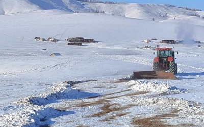 Иргэдээс ирсэн хүсэлтийн дагуу: зам хусах ажил хийгдэж байна. 